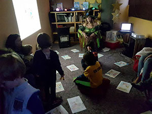 Alejandra Plaza y los niños que participaron en el taller cuenta cuentos. Alejandra Plaza y los niños que participaron en el taller cuenta cuentos.