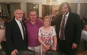 El consejero, junto a la presidenta del Centro Andaluz de San Rafael, Delfina Juarez Pericas; Juan José Ibáñez Miras, chef y miembro de la Comisión Directiva; y el responsable de la Oficina de Empleo en Mendoza. El consejero, junto a la presidenta del Centro Andaluz de San Rafael, Delfina Juarez Pericas; Juan José Ibáñez Miras, chef y miembro de la Comisión Directiva; y el responsable de la Oficina de Empleo en Mendoza.