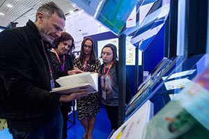 El ilustrador Federico Fernández, Paula Carballeira, María Canosa, y la periodista Marulz Ferreiro observan libros en la Feria Internacional del Libro en Guadalajara (México). El ilustrador Federico Fernández, Paula Carballeira, María Canosa, y la periodista Marulz Ferreiro observan libros en la Feria Internacional del Libro en Guadalajara (México).