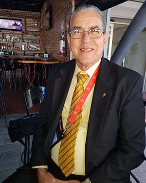 El ministro de Cultura Cubano, luciendo el pin del Real Club Celta de Vigo. El ministro de Cultura Cubano, luciendo el pin del Real Club Celta de Vigo.