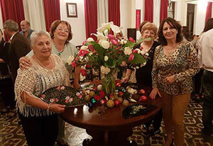 Un grupo de mujeres que participó en la cena. Un grupo de mujeres que participó en la cena.