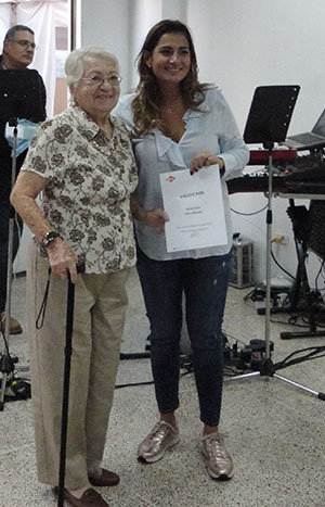 Una de las agraciadas, recibe un premio de Xiomara Rojas. Una de las agraciadas, recibe un premio de Xiomara Rojas.