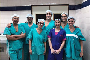 El equipo médico que llevó a cabo el implante coclear. El equipo médico que llevó a cabo el implante coclear.