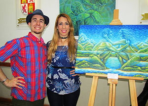 Algunos de los artistas posan con las obras expuestas. Algunos de los artistas posan con las obras expuestas.