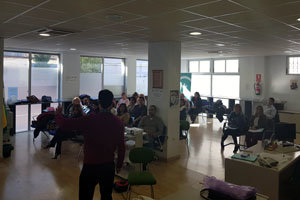 Los asistentes atienden a las explicaciones se los expertos. Los asistentes atienden a las explicaciones se los expertos.