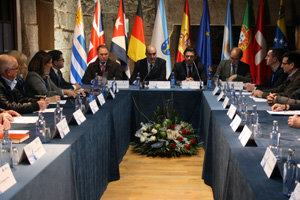 Autoridades y representates de las asociaciones del exterior, en la inauguración de las sesiones de trabajo, esta mañana.