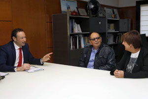 Las autoridades de Emigración, reunidas con Longinos Valdés –en el centro–. Las autoridades de Emigración, reunidas con Longinos Valdés –en el centro–.