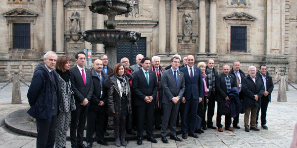 Alberto Núñez Feijóo y Antonio Rodríguez Miranda, con los integrantes de la Comisión Delegada, delante del monasterio de San Salvador. Alberto Núñez Feijóo y Antonio Rodríguez Miranda, con los integrantes de la Comisión Delegada, delante del monasterio de San Salvador.