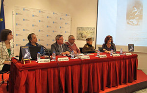 Amelia Serraller, María Tecla Portela Carreiro, Ramón Jiménez, Alfonso Armada, Liz Wittlin y Marta Porpetta, con una imagen proyectada de Sofía Casanova