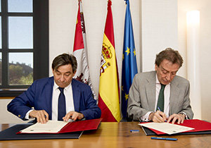 Un momento de la firma del acuerdo entre la Consejería de Presidencia y la UNED el pasado mes de septiembre. Un momento de la firma del acuerdo entre la Consejería de Presidencia y la UNED el pasado mes de septiembre.
