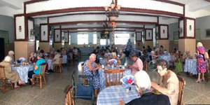 Alrededor de 200 ancianos residen en el Hogar. Alrededor de 200 ancianos residen en el Hogar.