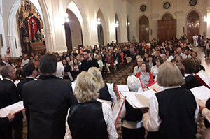 El coro interpretó diferentes canciones navideñas. El coro interpretó diferentes canciones navideñas.
