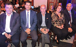 Fernando Brea, secretario general CEYSS; Julio José Cabrera, director general de Emigración del Gobierno de Canarias; José Santiago Camba, consejero de Empleo y Seguridad Social; Claudia Valenzuela; y Ricardo Márquez Lugo, presidente del HCV. Fernando Brea, secretario general CEYSS; Julio José Cabrera, director general de Emigración del Gobierno de Canarias; José Santiago Camba, consejero de Empleo y Seguridad Social; Claudia Valenzuela; y Ricardo Márquez Lugo, presidente del HCV.