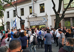 Los trabajadores del Centro se manifiestan en las puertas del teatro Castelao. Los trabajadores del Centro se manifiestan en las puertas del teatro Castelao.