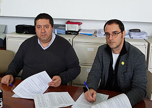 Un momento de la firma del acuerdo para realizar un trabajo sobre la emigración andaluza. Un momento de la firma del acuerdo para realizar un trabajo sobre la emigración andaluza.