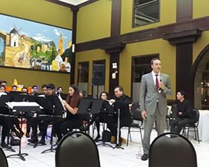 Un momento de la intervención del cónsul español durante la cena de Navidad. Un momento de la intervención del cónsul español durante la cena de Navidad.