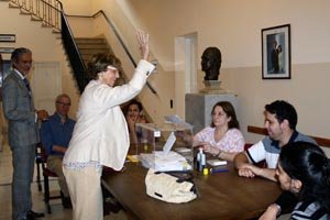 Una catalana vota en el Consulado General en Buenos Aires. Una catalana vota en el Consulado General en Buenos Aires.