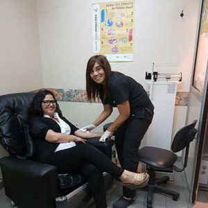 Una persona realiza su donación de sangre durante la campaña. Una persona realiza su donación de sangre durante la campaña.