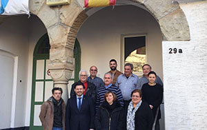 El secretario xeral posa junto a directivos del Centro Cultural de Gütersloh en la entrada de la sede de la entidad. El secretario xeral posa junto a directivos del Centro Cultural de Gütersloh en la entrada de la sede de la entidad.