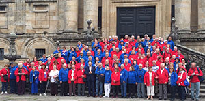 Antonio Rodríguez Miranda y el resto de autoridades, con los participantes en el programa, delante del monasterio compostelano. Antonio Rodríguez Miranda y el resto de autoridades, con los participantes en el programa, delante del monasterio compostelano.