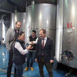 Juan Cividanes, durante su visita a las instalaciones de Vermutería de Galicia. Juan Cividanes, durante su visita a las instalaciones de Vermutería de Galicia.