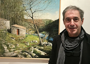 Antonio Martínez 'Cachi' ante su obra 'Muiños do Folón'. Antonio Martínez 'Cachi' ante su obra 'Muiños do Folón'.