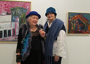 Las artistas plásticas Conchita (Concetta) Montenegro y Luisa Paz, ante sendas obras suyas. Las artistas plásticas Conchita (Concetta) Montenegro y Luisa Paz, ante sendas obras suyas.