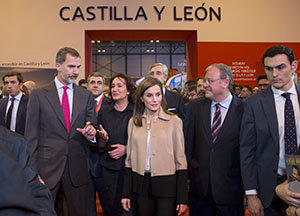 García Cirac explica a los Reyes el estand de Castilla y León. García Cirac explica a los Reyes el estand de Castilla y León.