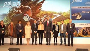 Los Reyes y Núñez Feijóo, acompañados de otras autoridades, en el estand de Galicia en Fitur. Los Reyes y Núñez Feijóo, acompañados de otras autoridades, en el estand de Galicia en Fitur.