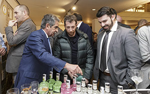 Revilla muestra a Pablo Motos algunos de los productos típicos de Cantabria. Revilla muestra a Pablo Motos algunos de los productos típicos de Cantabria.