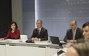 Iñigo Urkullu, acompañado por María Ángeles Elorza y Gorka Álvarez, durante la reunión del Consejo Asesor.