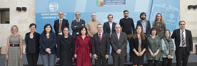 Iñigo Urkullu, María Ángeles Elorza y Gorka Álvarez, junto con el resto de participantes en la reunión del Consejo Asesor de Colectividades Vascas. Iñigo Urkullu, María Ángeles Elorza y Gorka Álvarez, junto con el resto de participantes en la reunión del Consejo Asesor de Colectividades Vascas.