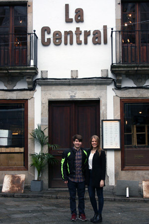Mayte y Juan Carlos, en la viguesa plaza de la Constitución. Mayte y Juan Carlos, en la viguesa plaza de la Constitución.