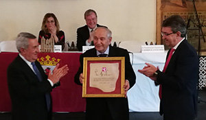 José Colinas posa con el pergamino que reconoce sus dos décadas de trabajo. José Colinas posa con el pergamino que reconoce sus dos décadas de trabajo.