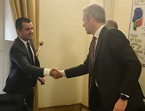 Un momento del saludo entre Alfonso Rueda y Guilherme d´Oliveira. Un momento del saludo entre Alfonso Rueda y Guilherme d´Oliveira.