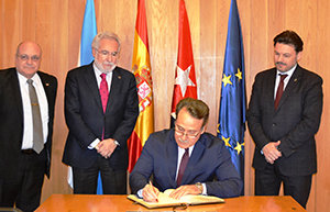 Gustavo Machín firma en el libro de oro del Parlamento, en presencia de José Antonio Solana, Miguel Santalices y Rodríguez Miranda. Gustavo Machín firma en el libro de oro del Parlamento, en presencia de José Antonio Solana, Miguel Santalices y Rodríguez Miranda.