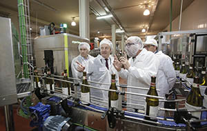 Juan Cividanes, durante la visita a las instalaciones de Martín Codax. Juan Cividanes, durante la visita a las instalaciones de Martín Codax.