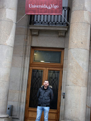 Juan José Castro, delante de la Escuela de Ingeniería Técnica, en Vigo.