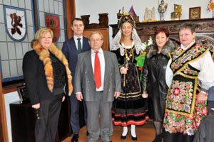 Los galardonados, junto a los directivos del Centro Castellano y Leonés. Los galardonados, junto a los directivos del Centro Castellano y Leonés.