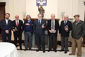 Jaime de Olano, Daniel Fernández, Ramón Pernas, José de Cora, José Ramón Ónega, José Manuel Romero, y Carlos Reigosa, durante el acto de presentación. Jaime de Olano, Daniel Fernández, Ramón Pernas, José de Cora, José Ramón Ónega, José Manuel Romero, y Carlos Reigosa, durante el acto de presentación.