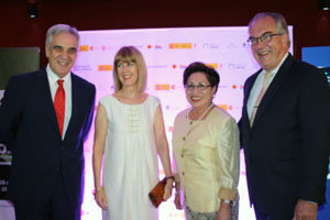 Los embajadores de España y Alemania posan junto a sus respectivas esposas durante la gala inaugural del ciclo. Los embajadores de España y Alemania posan junto a sus respectivas esposas durante la gala inaugural del ciclo.