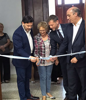 Las autoridades cortan la cinta inaugural de la muestra. Las autoridades cortan la cinta inaugural de la muestra.