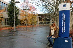 La venezolana Dayana Paz, en la Facultad de Empresas, en Lugo.