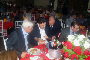 Casto Viéitez y Antonio Rodríguez Miranda conversan durante la gala de celebración. Casto Viéitez y Antonio Rodríguez Miranda conversan durante la gala de celebración.