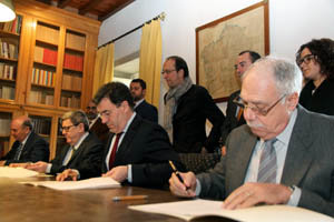 Los responsables de las cuatro instituciones firman el acuerdo. Los responsables de las cuatro instituciones firman el acuerdo.