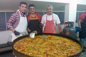 Algunos de los paelleros que elaboraron la comida. Algunos de los paelleros que elaboraron la comida.