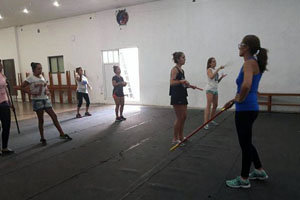 Alumnas del taller de bastoneo durante una de las clases. Alumnas del taller de bastoneo durante una de las clases.