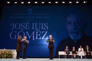 El dramaturgo José Luis Gómez, tras recibir su galardón. El dramaturgo José Luis Gómez, tras recibir su galardón.