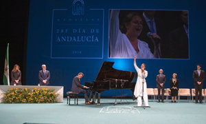 Niña Pastori, durante la interpretación del Himno de Andalucía. Niña Pastori, durante la interpretación del Himno de Andalucía.