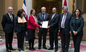 Los dirigentes de Costa Rica le entregan a García Casas la Nota Verbal. Los dirigentes de Costa Rica le entregan a García Casas la Nota Verbal.